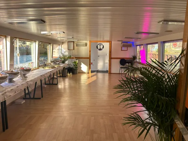 Salon der MS Hamburg ohne Bestuhlung für Party und Tanz